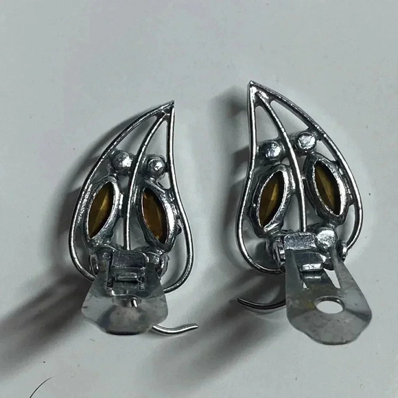 VINTAGE SILVER AND "AMETHYST" LOOKING STONES IN LEAF CLIP ON EARRINGS - Picture 7 of 7
